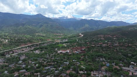 paisaje aéreo de los estados unidos de pikes peak y los alrededores de las montañas en colorado springs