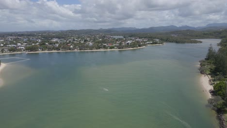 Peaceful-Scenery-Of-Tallebudgera-Creek-In-Gold-Coast,-Queensland,-Australia