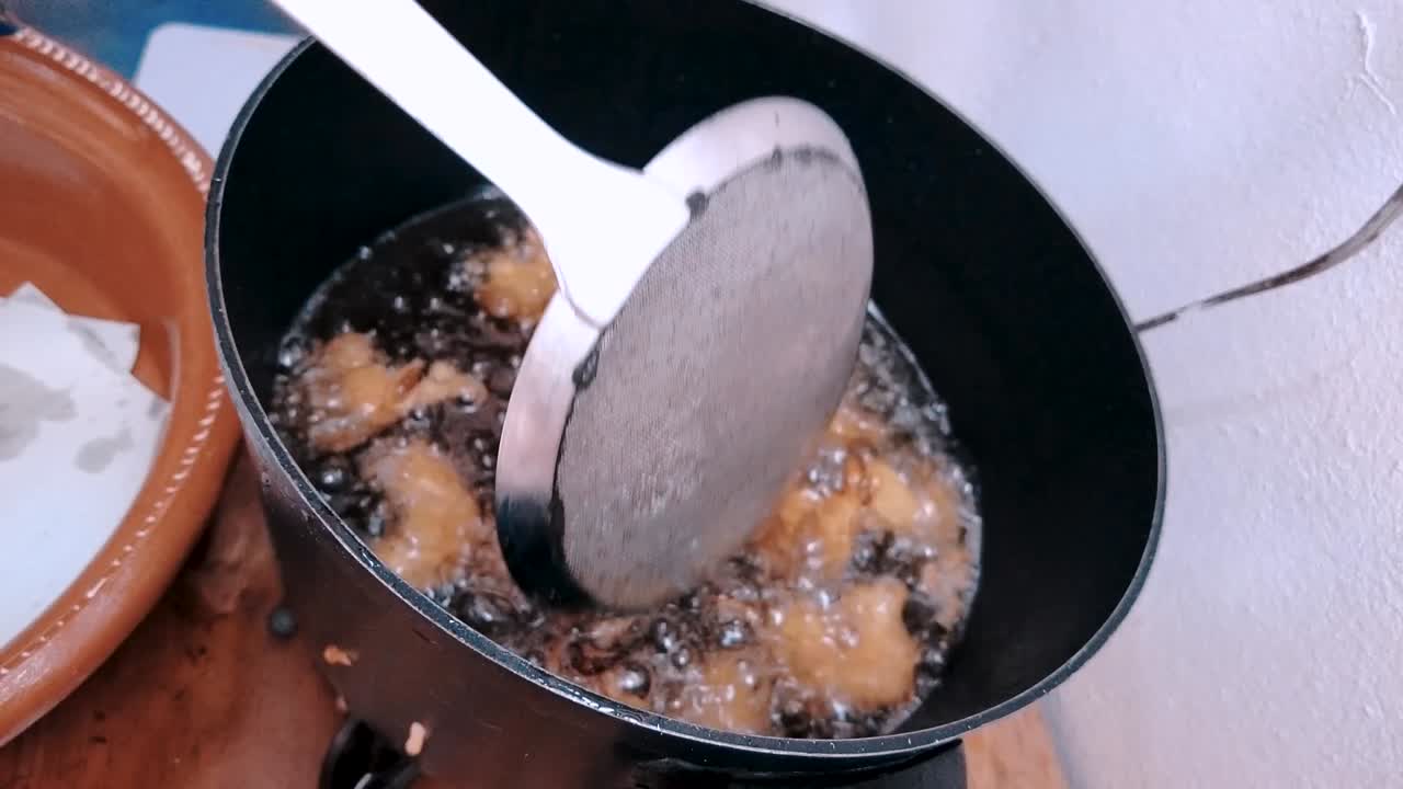 요리사가 생선 타코를 준비하고 있습니다.