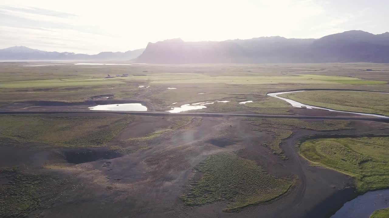 imágenes aéreas del delt del río durante el verano soleado en la península de snaefellsness, islandia