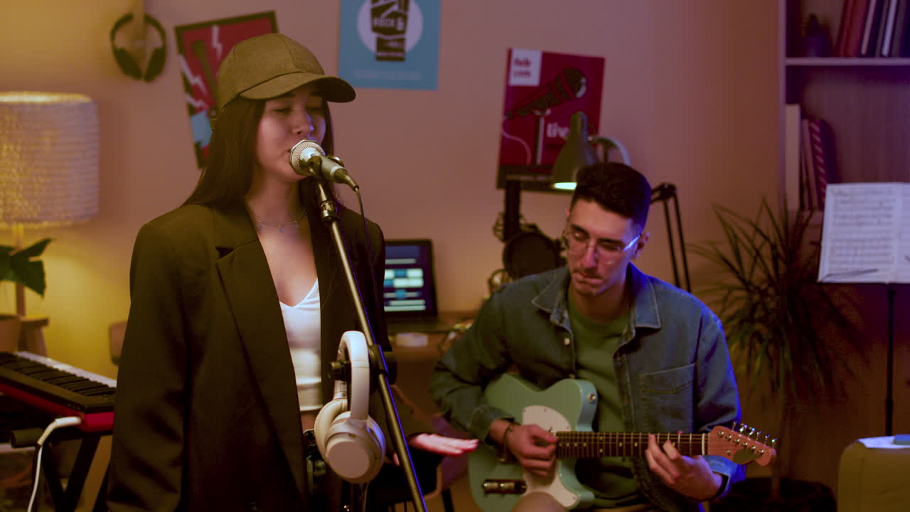 친구들이 실내에서 연습하고 있습니다.