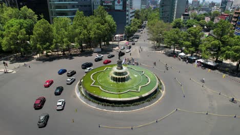 drone orbital toma de varias formas de movilidad en la ciudad de méxico