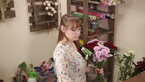 florista arreglando un ramo de flores