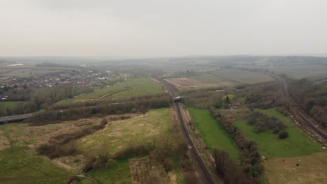 Drone-Volando-Hacia-La-Autovía-A2-En-Canterbury-También-Muestra-Los-Pantanos-De-Hambrook-Y-La-Línea-De-Tren-De-Ashford-A-Canterbury