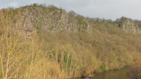 Panorama-De-Acantilados-Detrás-Del-Follaje-En-Clecy,-Normandía,-Francia