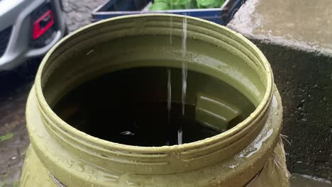 el restaurante tradicional etíope está recolectando agua de lluvia para reutilizarla, lavando los platos y limpiando los pisos