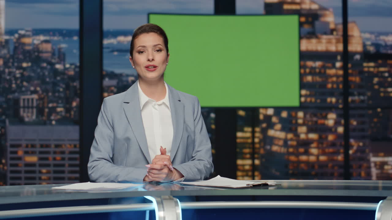 presentadora de noticias reportando en un estudio de radiodifusión. mujer positiva hablando
