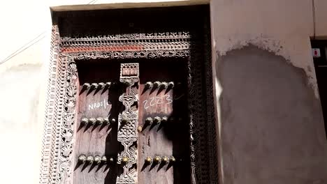 Typical-Arabic-door-with-written-numbers-with-chalk-to-organize-streets,-closeup