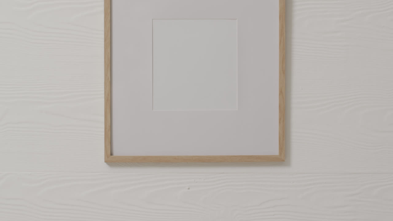 marco de madera con espacio de copia con fondo blanco y pared blanca