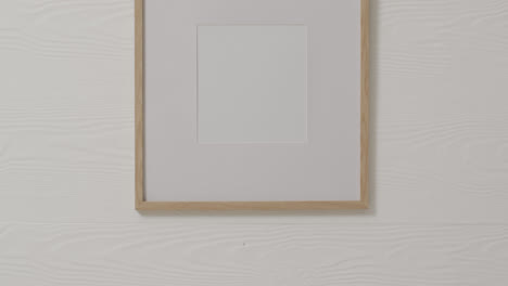 marco de madera con espacio de copia con fondo blanco y pared blanca