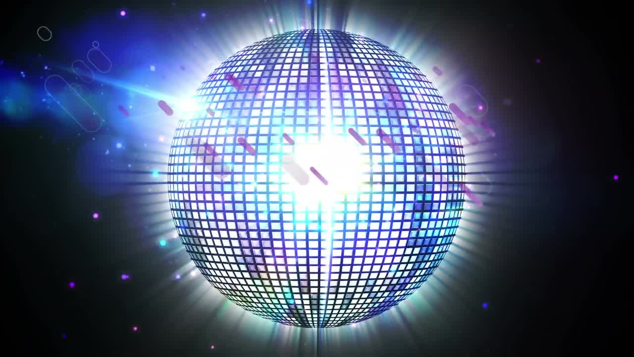 Scie di luce viola sopra una palla da discoteca viola che ruota contro fasci di luce blu su sfondo nero