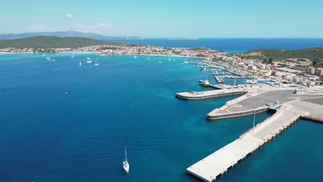 puerto y muelles de golfo aranci en cerdeña, italia - avance aéreo 4k