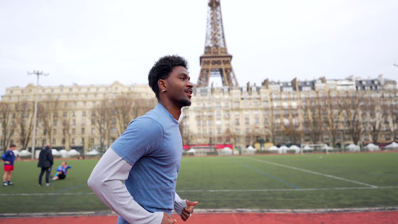 Uomo che corre su una pista a Parigi