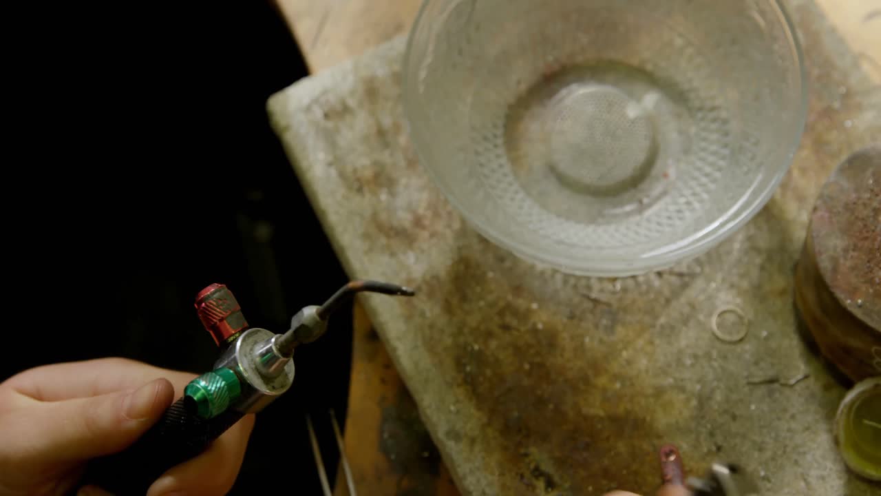 diseñador de joyas iluminación de soldadura antorcha en el taller 4k