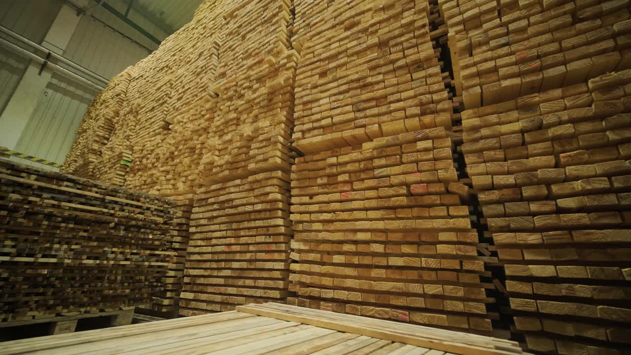 Tumpukan Kayu Masif di Fasilitas Penyimpanan Industri