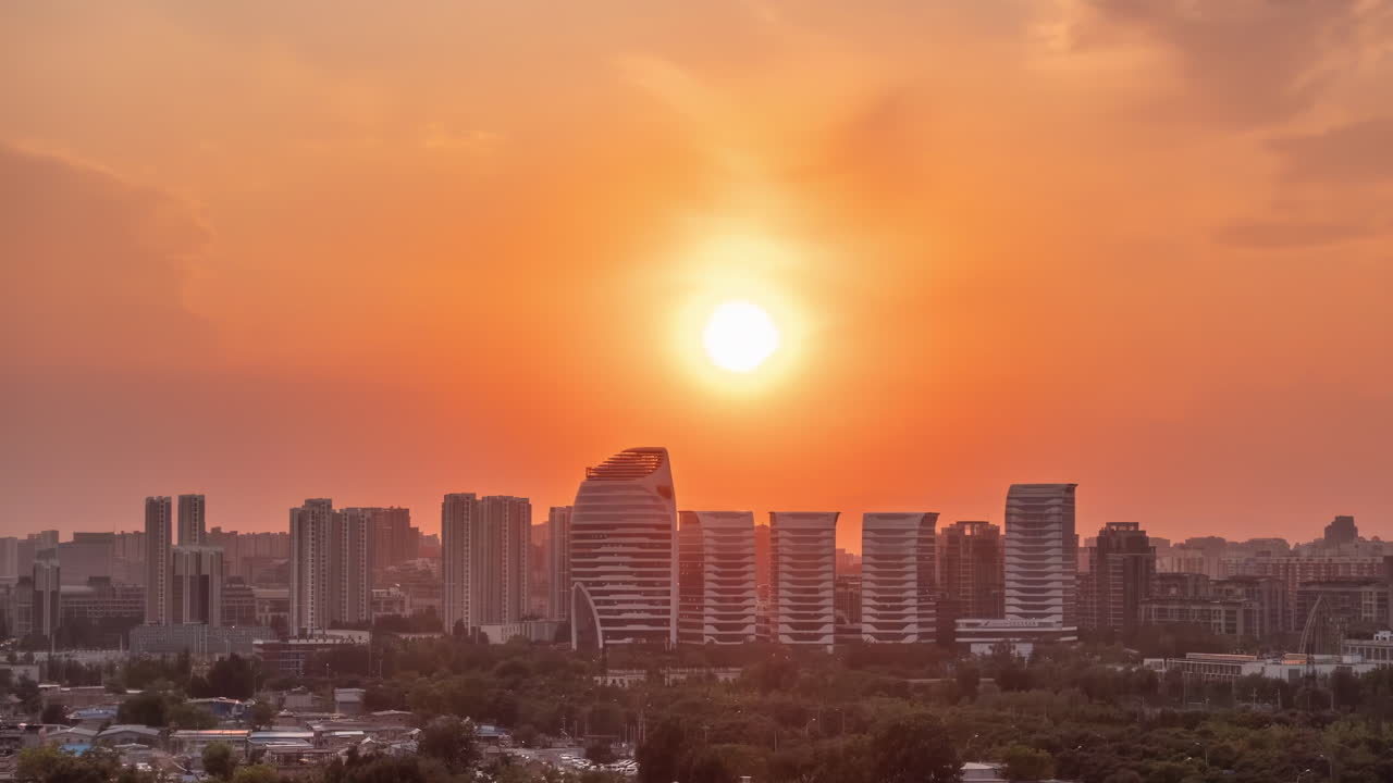 Horizonte alaranjado sobre a paisagem urbana de uma cidade moderna, com edifícios comerciais, centro financeiro, arranha-céus e imóveis.