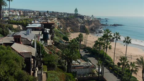 Vista-Aérea-De-Viviendas-De-Alta-Gama-Con-Vistas-A-La-Playa-Corona-Del-Mar-En-Newport-Beach-California