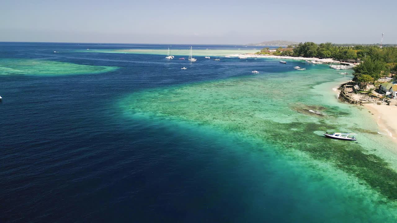 vista costera del avión no tripulado de la playa de gili air al sur