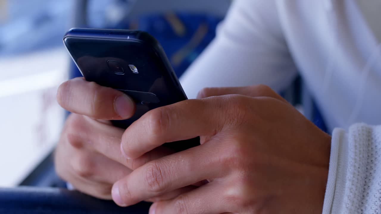 viajero masculino usando teléfono móvil en el autobús 4k