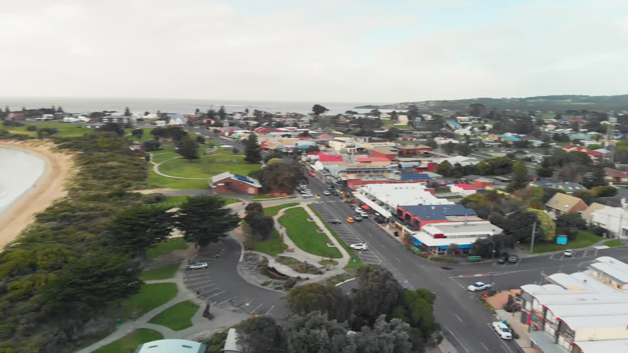 un dron está haciendo una filmación de video de área de rotación sobre el área residencial de la playa de la bahía de apollo, vic, australia