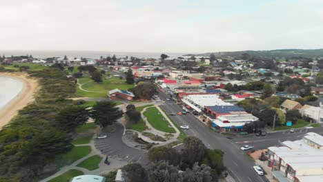 Drohne-Dreht-Drehbereich-Videodreh-über-Wohngebiet-Von-Apollo-Bay-Beach,-Vic,-Australien