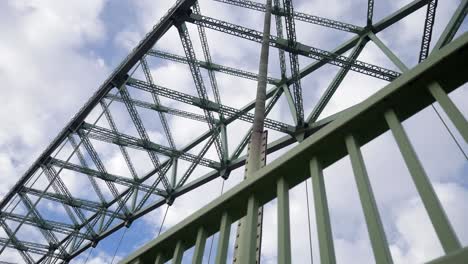 Perspectiva-Baja-Puente-De-Acero-Industrial-Fuerte-Marco-De-Soporte-De-Haz-De-Vigas-Dolly-Derecha