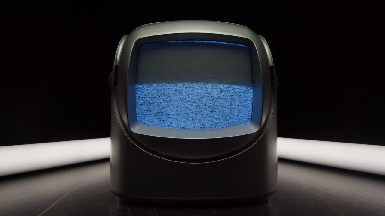 tv retro, televisión vintage en una configuración nostálgica, una tv retro muestra grano en la pantalla, dispositivo aterrador de la noche de halloween bueno para la llave de croma y la pantalla verde. imágenes de alta calidad 4k