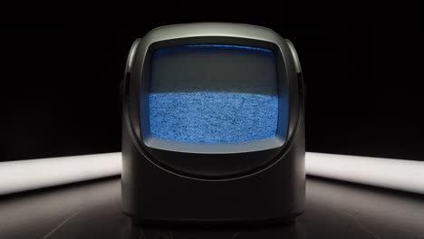 tv retro, televisión vintage en una configuración nostálgica, una tv retro muestra grano en la pantalla, dispositivo aterrador de la noche de halloween bueno para la llave de croma y la pantalla verde. imágenes de alta calidad 4k