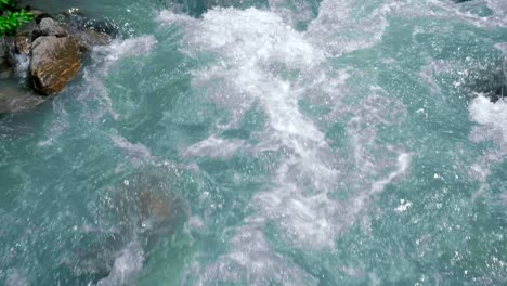 el río cristalino que fluye en suiza.