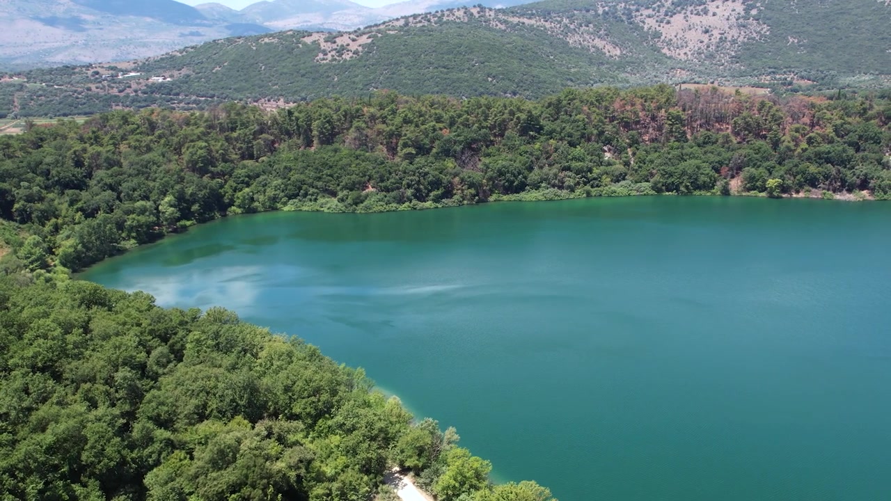 Lago Ziros in Epiro, Grecia, Lago Nascosto nella Foresta con Acque Blu-Verdi, Ripresa Aerea Panoramica Grandangolare.