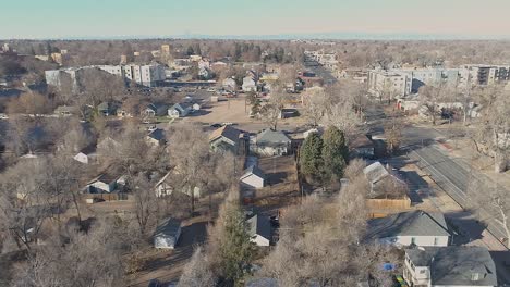 un dron cae sobre el lado este de los suburbios de greeley colorado mostrando la arquitectura más antigua y el clima seco durante el invierno de 2020