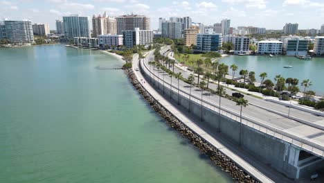 Die-Schöne-Innenstadt-Von-Sarasota,-Wie-Sie-Von-Den-Golfstränden-Auf-Dem-John-Ringling-Causeway-Einflog