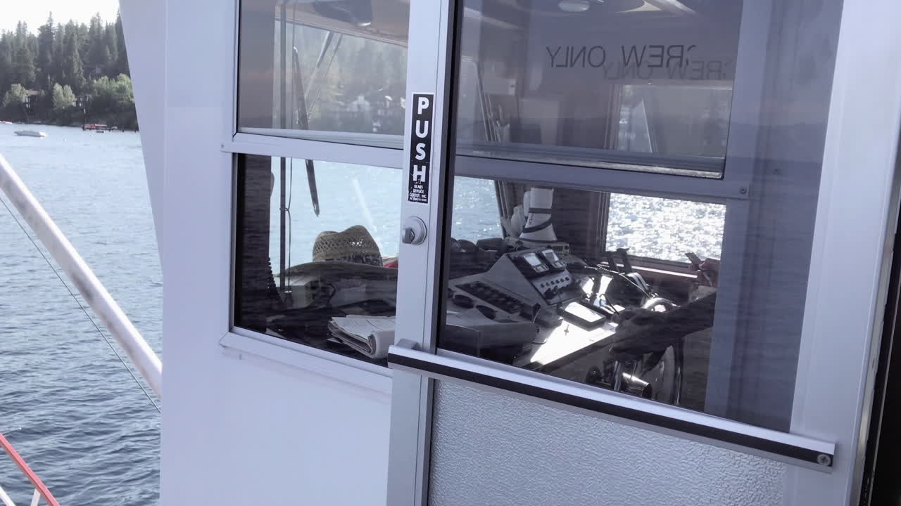 한 남자가 타호 호수를 가로지르는 배를 몰고 있다