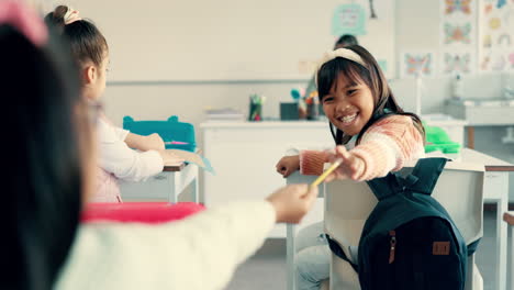 Lápiz,-Ayuda-De-Amigos-Y-Niños-En-El-Aula.