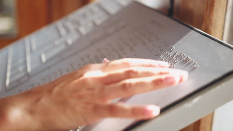 pantalla de lectura a mano en braille