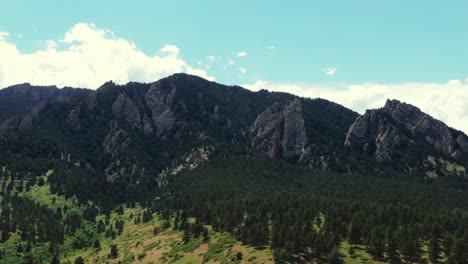 dramatische bergpanoramen, hellblauer himmel, dolly-luftaufnahme colorado