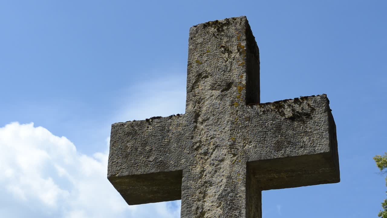 Cruz contra las nubes. Leópolis, Ucrania. Cementerio de Lychakiv, el patrimonio histórico y conmemorativo (desde 1991) en Leópolis, en el distrito histórico de Lychakiv, uno de los cementerios más antiguos de Ucrania.