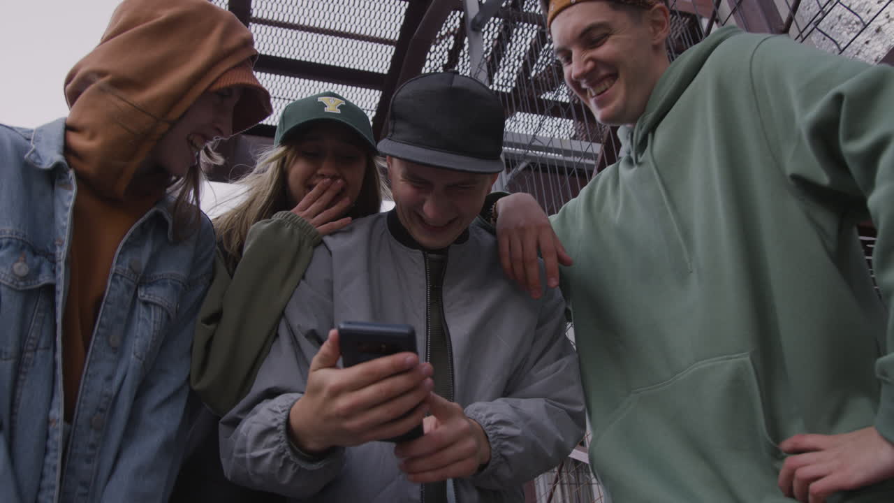 jóvenes bailarines con teléfonos inteligentes