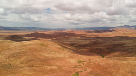 Hiper-Lapso-De-Nubes-Sobre-Colinas-De-Hierba-Seca-Amarilla