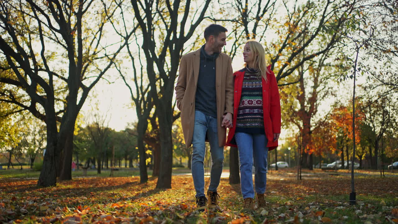 가을 공원에서 산책 하는 부부