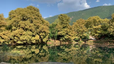 Vista-Panorámica-De-Un-Hermoso-Lago-Con-Plátanos-Alrededor-En-Grecia-Durante-Un-Día-De-Verano