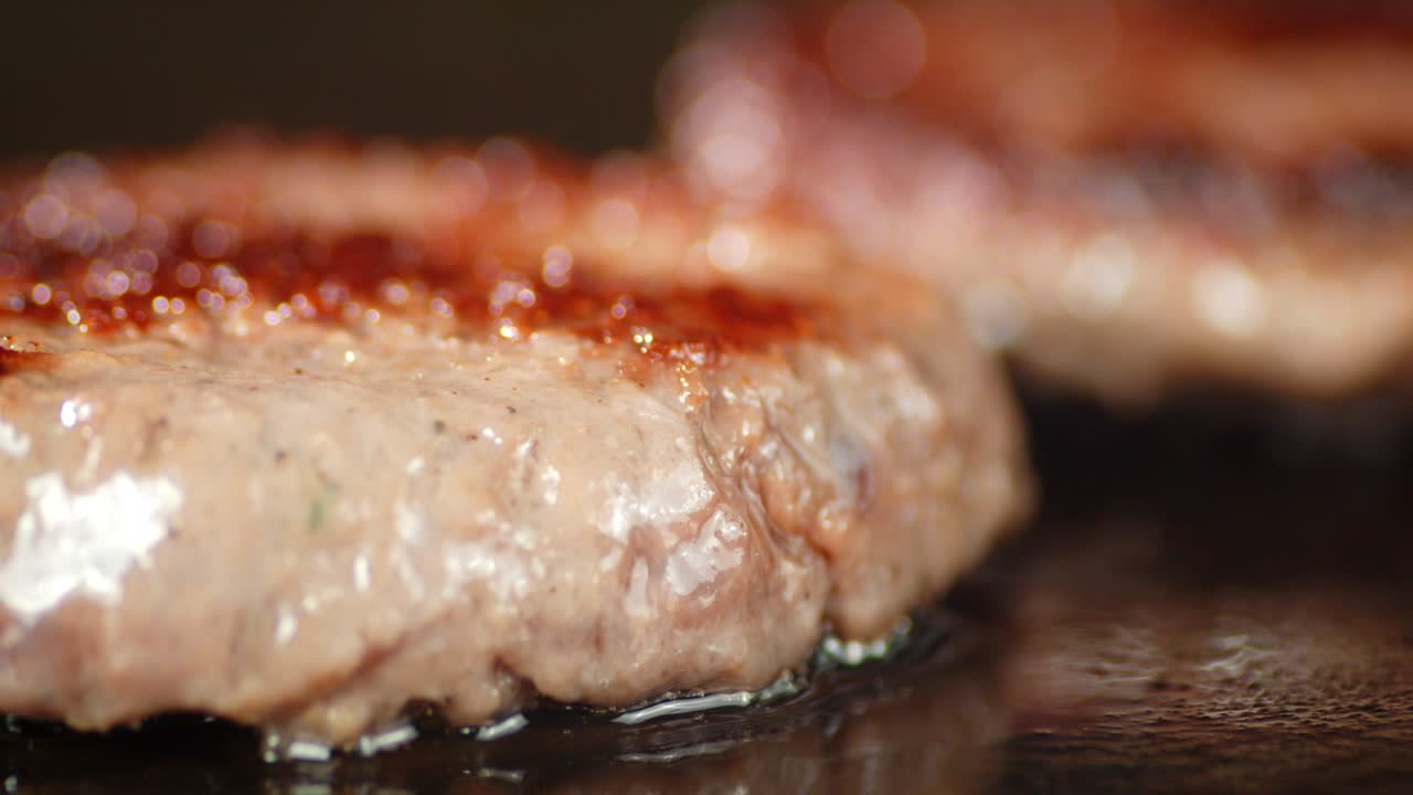 hamburguesa frita de carne fresca en una sartén en aceite.