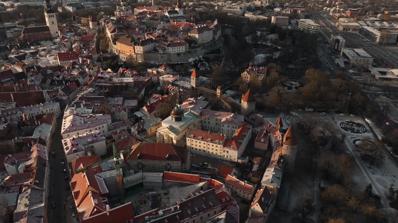 Vista aerea dall'alto sulle mura della città di Tallinn al tramonto - Febbraio 2023