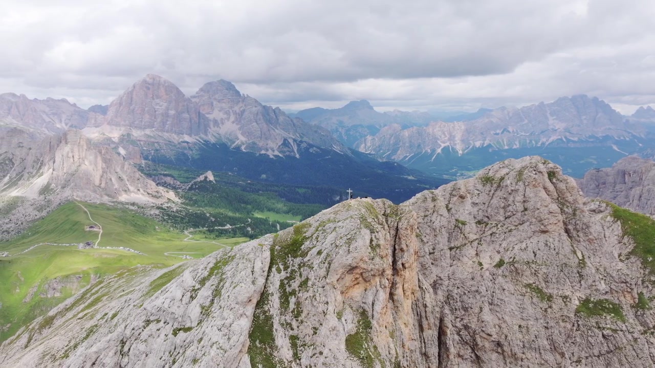 Vista maestosa del Monte Cernera che domina valli lussureggianti e lontane cime rocciose