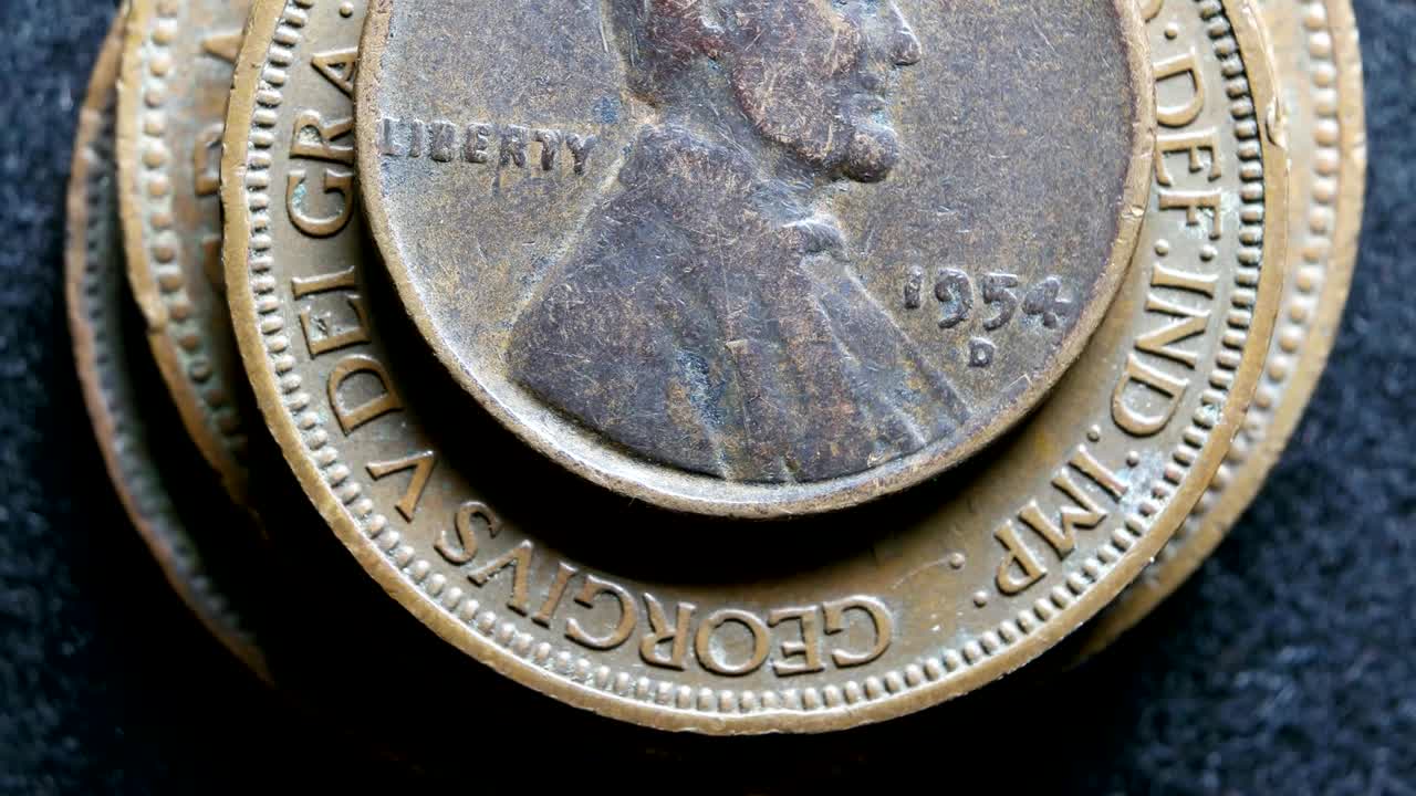 primer plano de monedas muy antiguas
