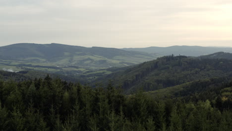 Toma-Aérea-Delantera-Del-Paisaje-Montañoso-Del-Bosque-Verde-En-La-República-Checa