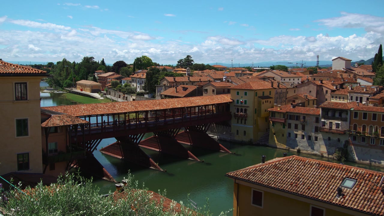 Edifici storici sulla riva del fiume vicino al famoso ponte alpino a Bassano del Grappa. Ponte degli Alpini.