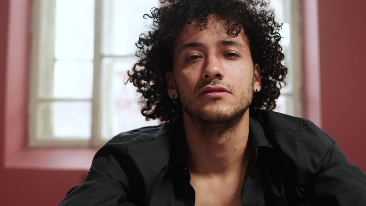 bailarina latina posando en el suelo