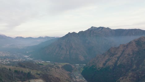 Hermosa-Vista-Aérea-Del-Valle-De-Seriana-Y-Sus-Montañas-Al-Amanecer,-Alpes-Orobie,-Bérgamo,-Italia