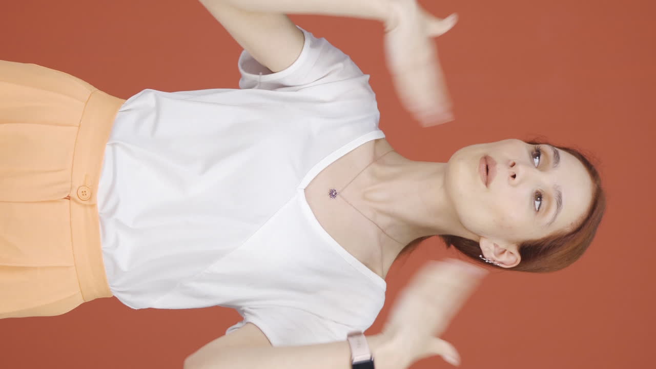 el video vertical de la alta temperatura del aire está asfixiando a la mujer.